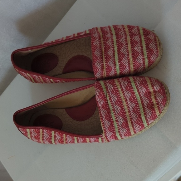 b.o.c. Red Patterned Fabric Espadrille Flats Size 7.5M - Picture 2 of 6